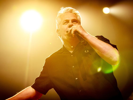 Thomas Acda belt stiekem in om Het Regent Zonnestralen cover te complimenteren