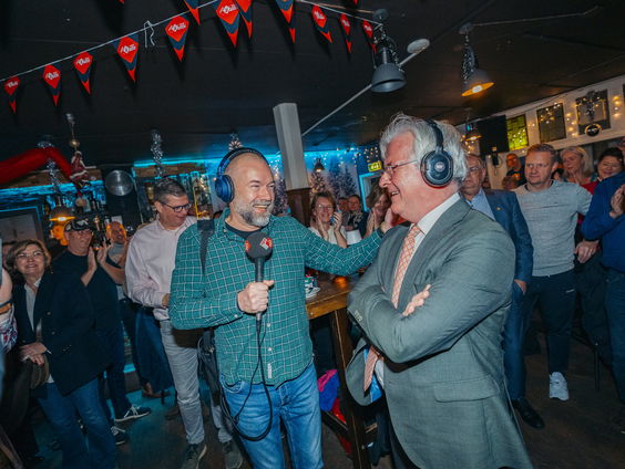 Burgemeester Erik van Merriënboer speelt de Top 2000 shuffle