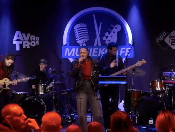 Zoë Livay - Iemand Anders | live in Muziekcafé