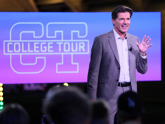 Primeurtje! Twan Huys onthult gasten nieuwe seizoen College Tour