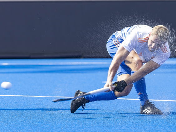 Hockeyer Dennis Warmerdam helpt Jan-Willem en Jeroen collecteren voor KWF