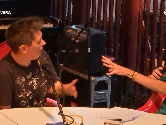 Het is herfst en dus zoekt paddenstoelenliefhebber Natascha Rothengatter in het bos naar eekhorentjesbroo ...