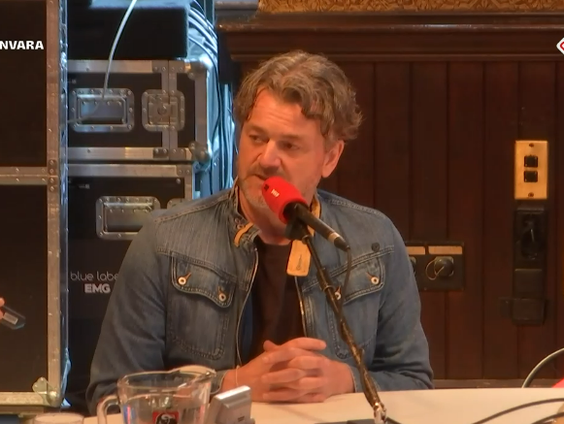 Cabaretier Kasper van Kooten onderzoekt hoe je online de ware liefde vindt en deelt zijn bevindingen met ons