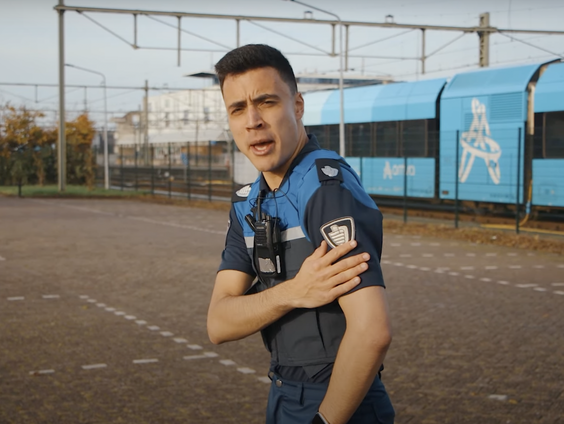 Journalist Darshan Boerema koopt zonder problemen boa-uniform