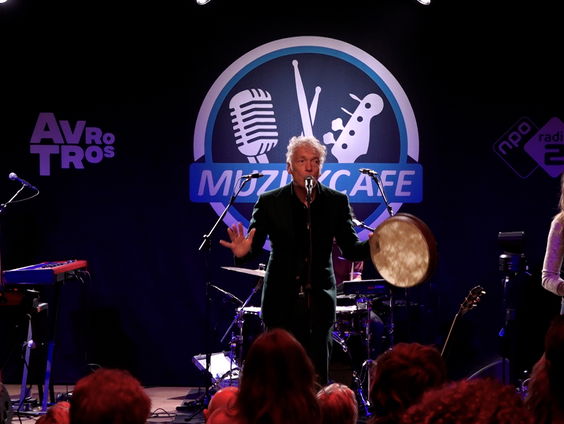 Spinvis - Oogstlied | live in Muziekcafé