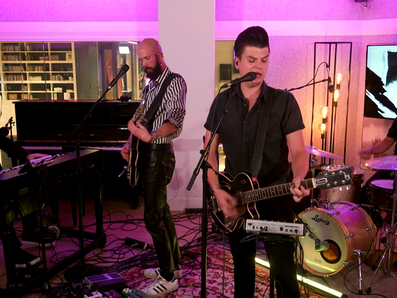 Mick Stender - Let Me Entertain You (Robbie Williams cover) (Live @ Giel)