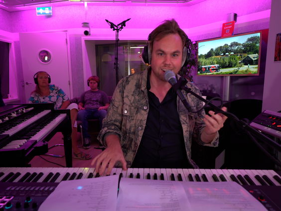 Hoe maak je een nummer als Stef Bos? Cabaretier Tommy Zwartjes weet het!