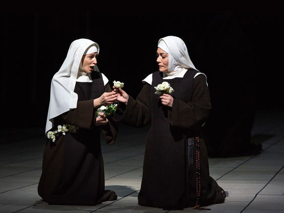 Aylin Perez en Sabine Devieilhe in Dialogues des Carmélites uit de Metropolitan Opera