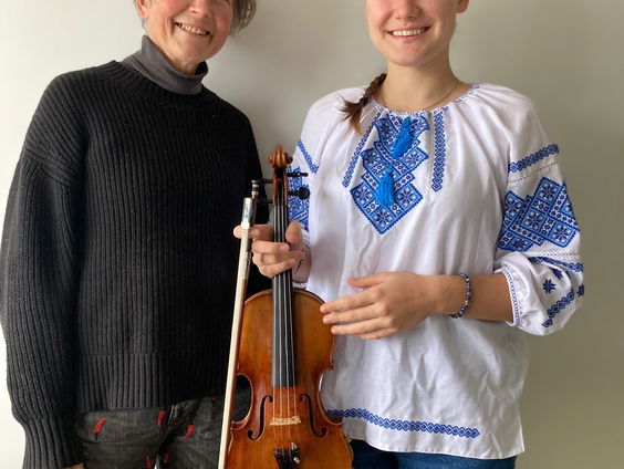 Instrumenten voor gevluchte Oekraïense musici: violiste Polina