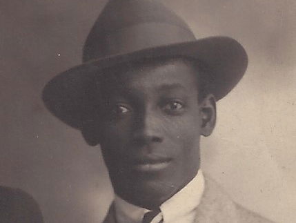 Anton de Kom krijgt gedenksteen in Amsterdam