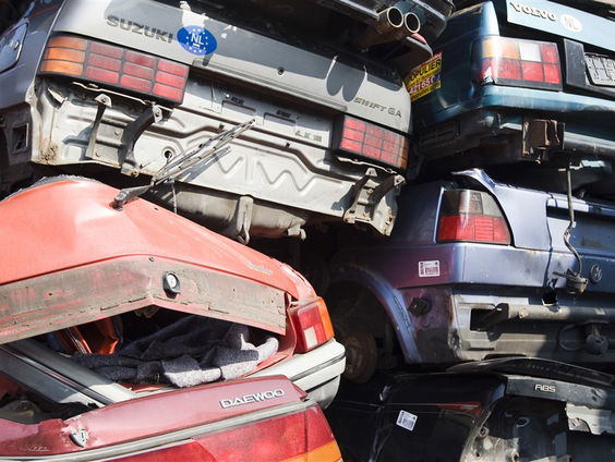 Theatergezelschap De Warme Winkel offert auto's in nieuw toneelstuk