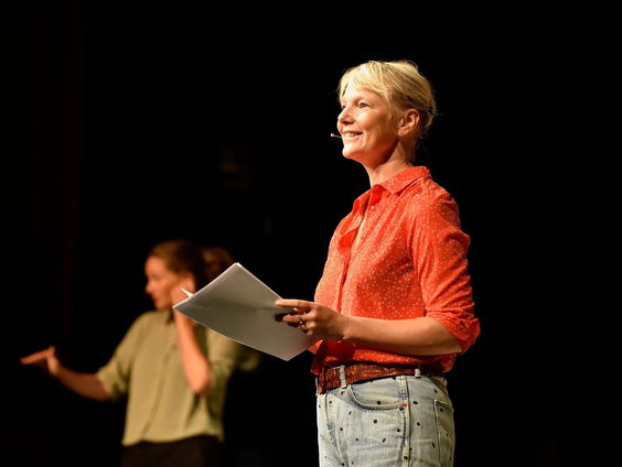 Theatraal slaapstaken tegen de oorlog tussen Israël en Hamas