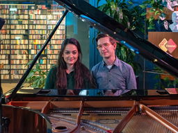 Lestari Scholtes en Gwylim Janssens op bezoek bij Podium