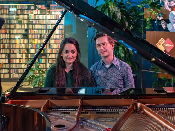 Lestari Scholtes en Gwylim Janssens op bezoek bij Podium