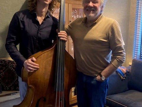 Instrumenten voor gevluchte Oekraïense musici: contrabassist Timur