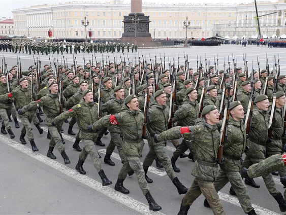 Pieter Waterdrinker over waarom de Russische militaire parade dit jaar extra beladen is