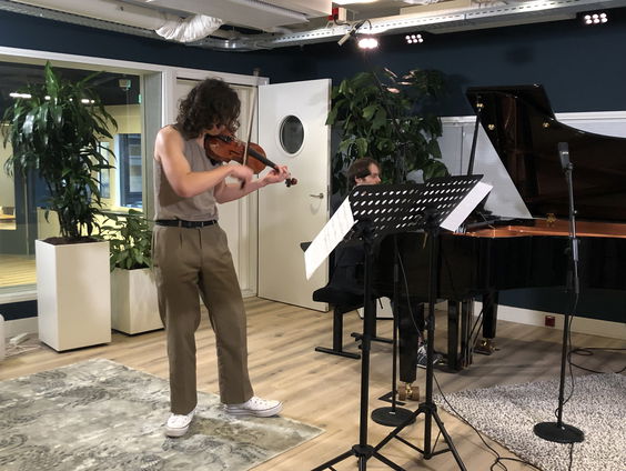 Hans ontvangt finalist Nederlands Vioolconcours: violist Joshua Tavenier