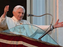 Paus emeritus Benedictus XVI begraven