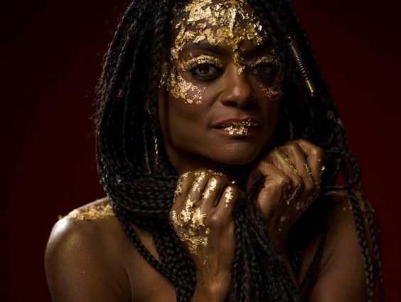 Vanuit de coulissen: Izaline Calister