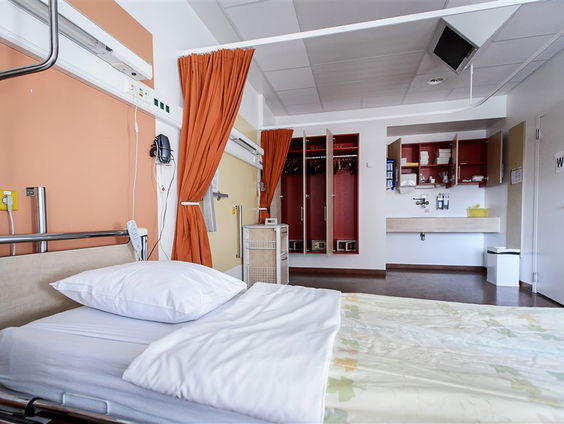 Menselijke Maat: Stichting BedtimeStories leest voor in ziekenhuizen