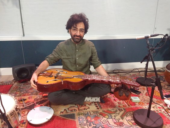 Sitar? Nee, slide-guitar!