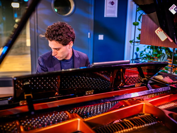 Live bij Dieuwertje: pianist Camiel Boomsma met muziek van Joey Roukens