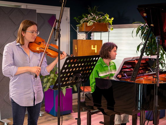 Live bij Dieuwertje: violist Jellantsje de Vries en pianist Bobby Mitchell