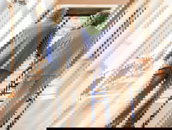 Gedicht: Gesprek met mijn moeder in het verpleeghuis, van Hans van Pinxteren