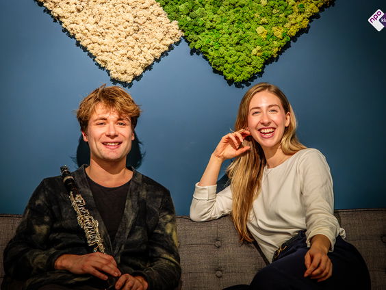 Klarinettist Jelmer de Moed beweegt door het publiek