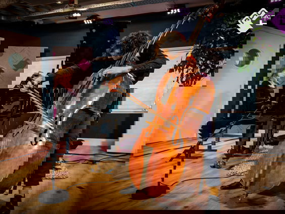 Het Oyster Duo speelt live in Podium