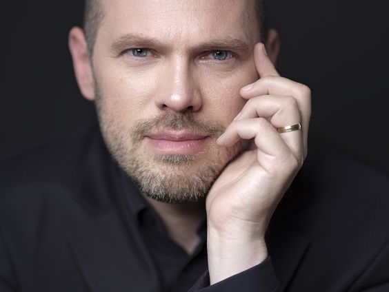 Dirigent Pieter-Jelle de Boer bij het NNO