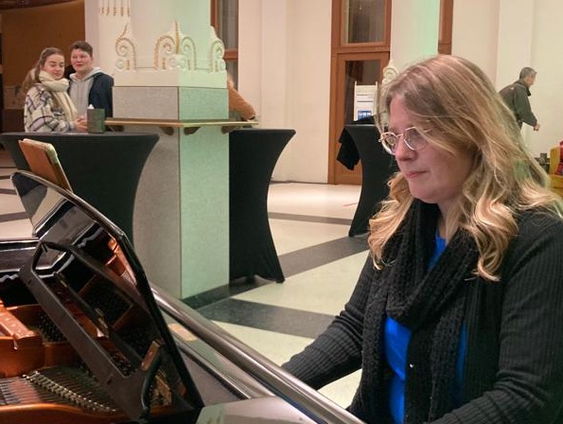 Stemmen met pianomuziek in Nijmegen
