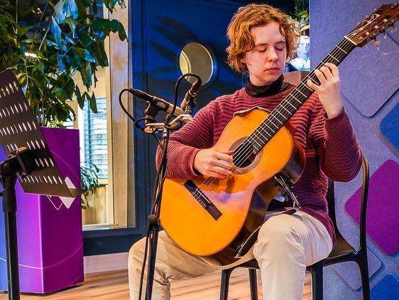 Live bij Dieuwertje: gitarist Maya Descheemaeker