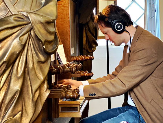 Sander speelt de tune van De Klassieken voor Ab op het orgel in Schuilkerk Den Haag