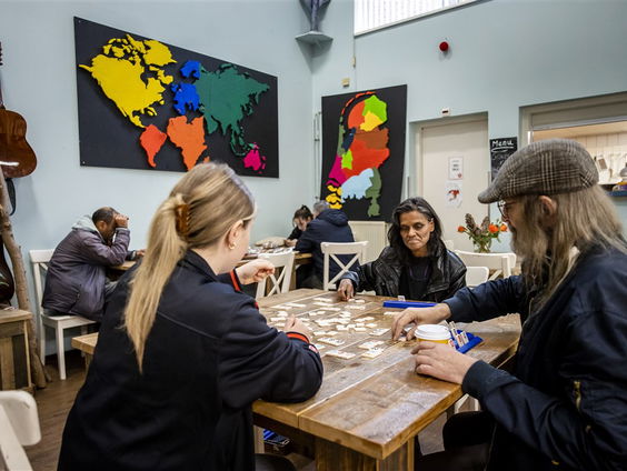 Menselijke Maat: "Warme Kamers" Leger des Heils opent buurthuiskamers