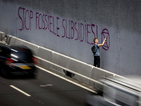Musici demonstreren met optreden op A12