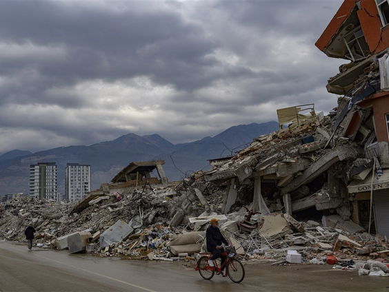 Eén jaar na de verwoestende aardbeving in Turkije: de stand van zaken