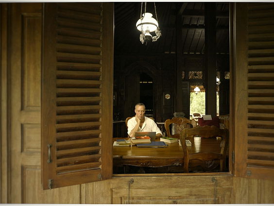 Presentator Hans Goedkoop in nieuwe serie Indonesia Roept!