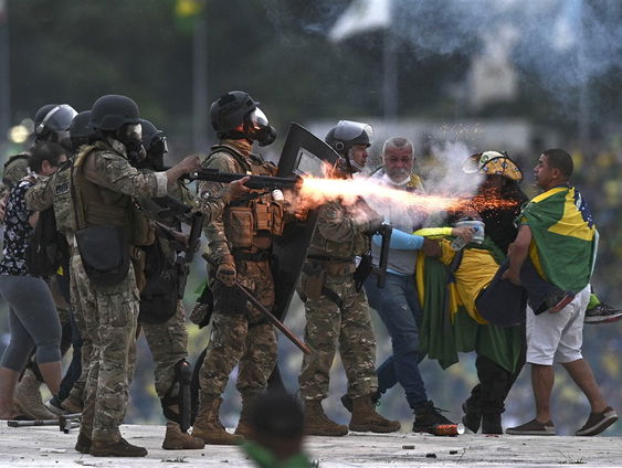 Aanhangers voormalig president Bolsonaro bestormen overheidsgebouwen
