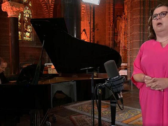 Operazangeres Francis van Broekhuizen zingt Climb ev'ry mountain