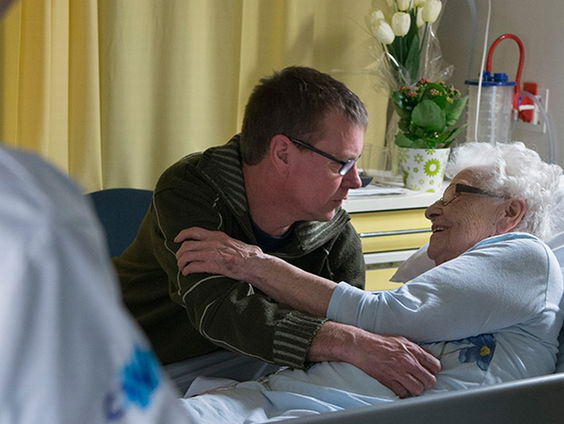 Gedicht: Twee uur per maand kom ik van je houden, van Luc C. Martens