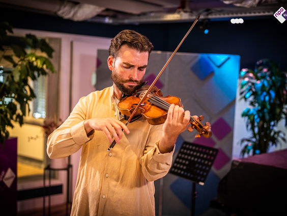 Violist Niek Baar met Bach