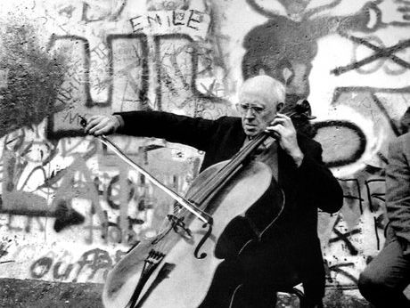 Cellist Mstislav Rostropovich speelt voor de Berlijnse muur in 1989