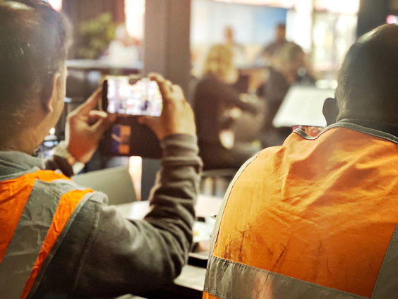 Margriet Vroomans haalt een stemtip op bij Gerard Pentenga bij de Roetfabriek in Rozenburg