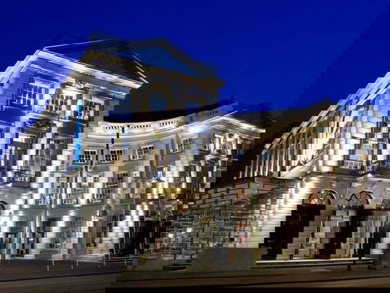 Gedicht: Gedragen door duizend handen, van Harry Zevenbergen