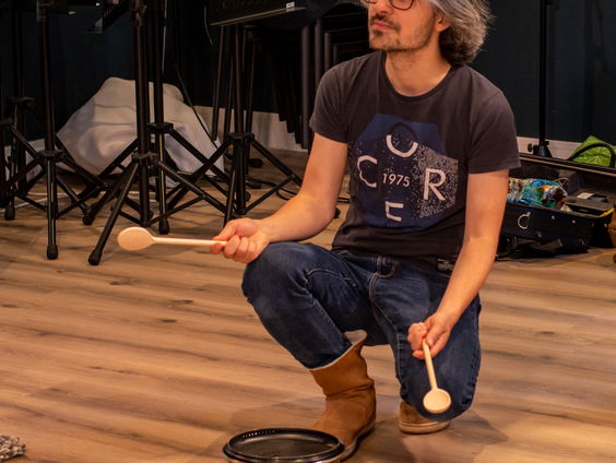 Live bij Dieuwertje: The Scroll Ensemble met 'zotte muziek' van Erasmus