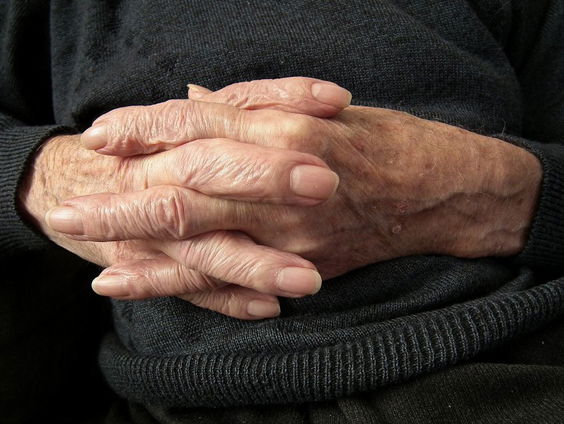 Gedicht: De oude man en zijn handen, van Judith Herzberg