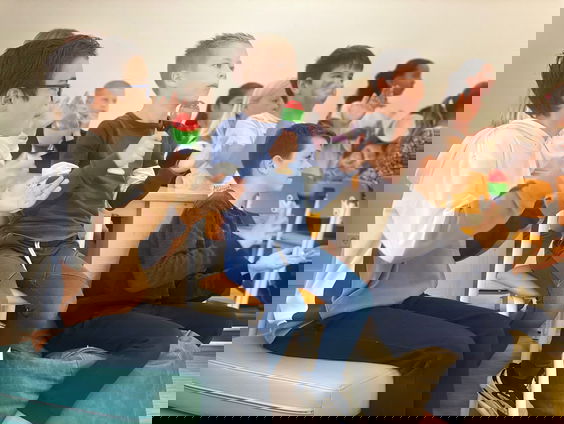 Margriet Vroomans haalt een stemtip op bij de Theo Thijssenschool in Waddinxveen