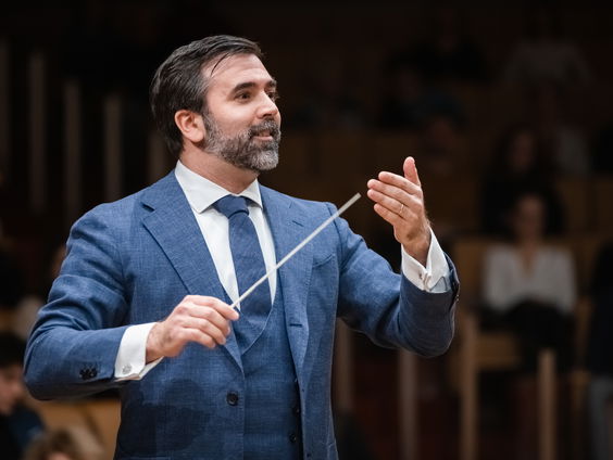 Dirigent Samuel Tamarit Otero wint internationaal dirigentenconcours
