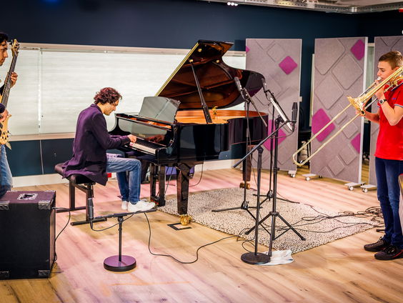 Live bij Dieuwertje: trombonist Bas Arentsen en The Preda Brothers